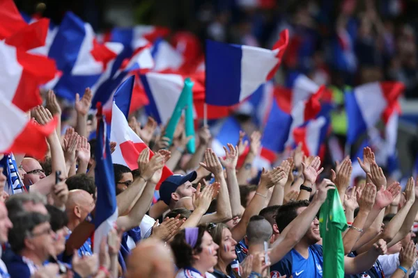 Sostenitori e tifosi durante la partita di calcio — Foto Stock