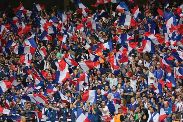 Sostenitori e tifosi durante la partita di calcio — Foto Stock