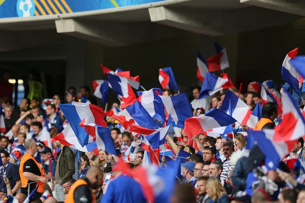 Sostenitori e tifosi durante la partita di calcio — Foto Stock