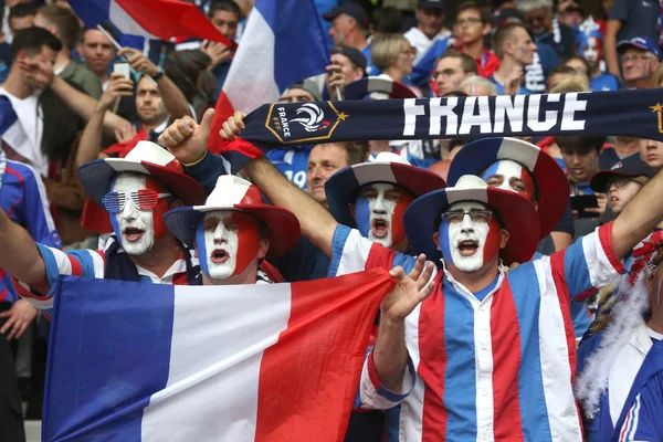 Sostenitori e tifosi durante la partita di calcio — Foto Stock