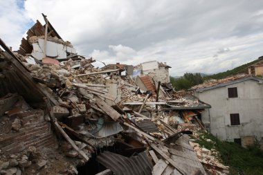 evler, Orta Italya'nin depremden yok