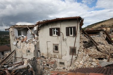 evler, Orta Italya'nin depremden yok