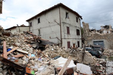evler, Orta Italya'nin depremden yok