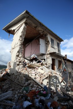 evler, Orta Italya'nin depremden yok