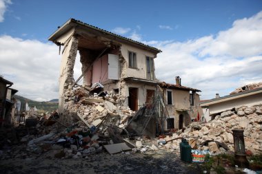 evler, Orta Italya'nin depremden yok
