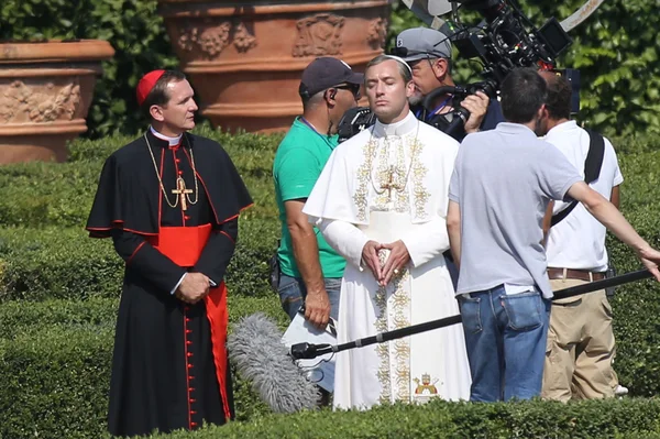 Jude Law e Sebastian Roche sul set di "Il giovane papa " — Foto Stock