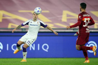 Roma, İtalya - 01 / 11 / 2020: POL LIROLA (FIORENTINA), Leonardo Spinazzola (AS ROMA) Roma 'daki Olimpik Stadyumdaki As Roma ve Fiorentina arasında oynanan İtalya Serie A ligi 20 / 21 futbol karşılaşmasında