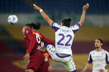 Roma, İtalya - 01 / 11 / 2020: Chris Smalling (AS ROMA), CACERAS (FIORENTINA), Roma 'daki Olimpiyat Stadyumu' ndaki As Roma ve Fiorentina arasında oynanan İtalya Serie A Ligi 20 / 21 futbol karşılaşmasında görev aldı.