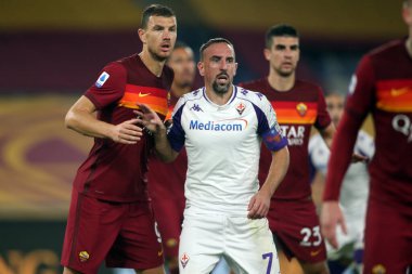 Roma, İtalya - 01 / 11 / 2020: Edin Dzeko (AS ROMA), FRIBERY (FIORENTINA), Roma 'daki Olimpiyat Stadyumu' nda As Roma ve Fiorentina arasında oynanan İtalya Serie A ligi 20 / 21 futbol karşılaşması sırasında görev başında