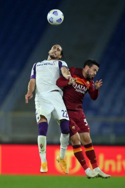Roma, İtalya - 01 / 11 / 2020: CACERAS (FIORENTINA), Leonardo Spinazzola (AS ROMA) Roma 'daki Olimpiyat Stadyumu' ndaki As Roma ve Fiorentina arasında oynanan İtalya Serie A ligi 20 / 21 futbol karşılaşmasında