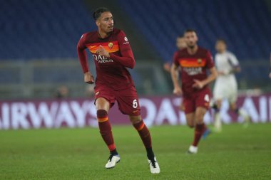 Roma, İtalya - 01 / 11 / 2020: Chris Smalling (AS ROMA), Roma 'daki Olimpiyat Stadyumu' nda As Roma ve Fiorentina arasında oynanan İtalya Serie A ligi 20 / 21 futbol karşılaşması sırasında görev başında
