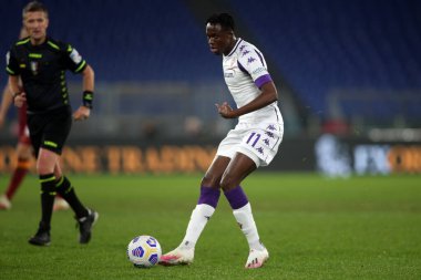 Roma, İtalya - 01 / 11 / 2020: C.KOUAME (FIORENTINA), Roma 'daki Olimpiyat Stadyumu' ndaki As Roma ve Fiorentina arasında oynanan İtalya Serie A ligi 20 / 21 futbol karşılaşması sırasında faaliyet gösteriyor
