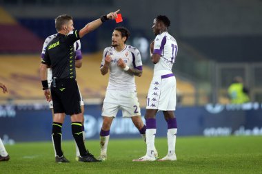Roma, İtalya - 01 / 11 / 2020: REFEREE EXPELLES CACERAS (FIORENTINA) İtalyan Serisi A ligi 20 / 21 futbol karşılaşmasında Roma 'daki Olimpiyat Stadyumu' nda As Roma ve Fiorentina arasında oynanan karşılaşma