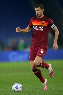 Roma, İtalya - 01 / 11 / 2020: Edin Dzeko (AS ROMA) İtalya Serisi 'nde Roma' daki Olimpiyat Stadyumu 'nda As Roma ve Fiorentina arasında oynanan 20 / 21' lik futbol karşılaşmasında