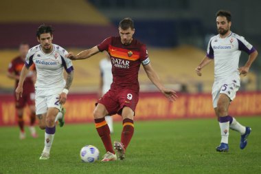 Roma, İtalya - 01 / 11 / 2020: Edin Dzeko (AS ROMA) İtalya Serisi 'nde Roma' daki Olimpiyat Stadyumu 'nda As Roma ve Fiorentina arasında oynanan 20 / 21' lik futbol karşılaşmasında