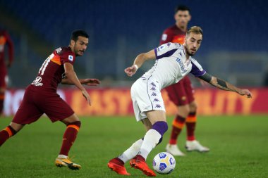 Roma, İtalya - 01 / 11 / 2020: POL LIROLA (FIORENTINA), Roma 'daki Olimpiyat Stadyumu' ndaki As Roma ve Fiorentina arasında oynanan İtalya Serie A ligi 20 / 21 futbol karşılaşması sırasında faaliyet gösterdi