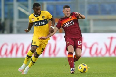 Roma, İtalya - 22 / 11 / 2020: WYLAN CYPRIEN (PARMA), JORDAN VERETOut (ROMA) Serie A İtalya Ligi karşılaşması sırasında Roma 'daki Olimpiyat Stadyumu' nda AS ROMA - PARMA CALCIO 1913.
