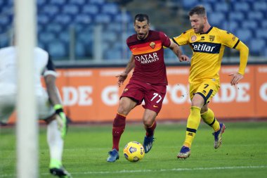 Roma, İtalya - 22 / 11 / 2020: H.MKHITARYAN (ROMA), ALBERTO GRASSI (PARMA) Serie A italyan ligi karşılaşmasında AS ROMA - PARMA CALCIO 1913 Roma Olimpiyat Stadyumu 'nda karşı karşıya.