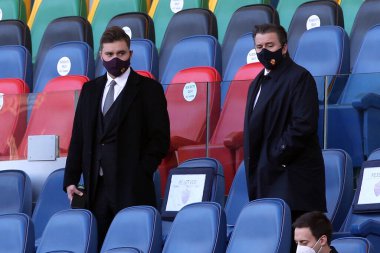 Roma, İtalya - 22 / 11 / 2020: Roma 'daki Olimpiyat Stadyumu' nda oynanan Serie A italyan ligi AS ROMA - PARMA CALCIO 1913 karşılaşması sırasında Roma Cumhurbaşkanı Dan Friedkin ve Ryan Friedkin tribünde.
