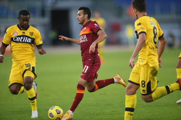 Roma, İtalya - 22 / 11 / 2020: PEDRO RODRIGUEZ (ROMA) Serie A İtalya Ligi karşılaşması sırasında Roma 'daki Olimpiyat Stadyumu' nda AS ROMA - PARMA CALCIO 1913.