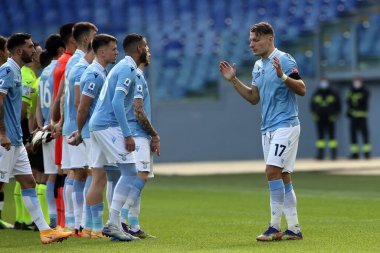 Roma, İtalya - 29 / 11 / 2020: Ciro Immobile (LAZIO) İtalyan Serie A ligi 20 / 21 futbol karşılaşması öncesinde Roma Olimpiyat Stadyumu 'nda SS LAZIO ve UDINESE arasında Maradona için dua ediyor.