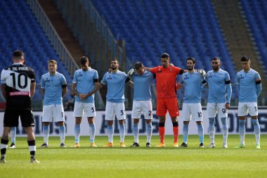 Roma, İtalya - 29 / 11 / 2020: Roma Olimpiyat Stadyumu 'nda SS LAZIO ile UDINESE arasında oynanan İtalya Serie A ligi 20 / 21 futbol karşılaşmasından önce Maradona' yı anmak için bir dakikalık saygı duruşu