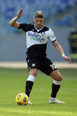 Roma, İtalya - 29 / 11 / 2020: LARSEN (UDINESE) İtalyan Serisi 'nde SS LAZIO ile UDINESE arasında oynanan 20 / 21' lik futbol maçı sırasında Roma Olimpiyat Stadyumu 'nda başladı