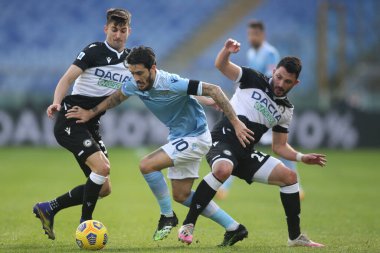 Roma, İtalya - 29 / 11 / 2020: Luis Alberto (LAZIO), ARSLAN (UDINESE), İtalya Serie A ligi 20 / 21 futbol karşılaşmasında SS LAZIO ve UDINESE arasında Roma Olimpiyat Stadyumu 'nda oynanan karşılaşmada