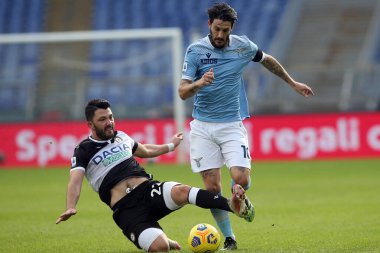 Roma, İtalya - 29 / 11 / 2020: ARSLAN (UDINESE), Luis Alberto (LAZIO) İtalyan Serie A ligi 20 / 21 futbol karşılaşması sırasında Roma 'daki Olimpiyat Stadyumu' nda SS LAZIO ve UDINESE arasında görev yaptı.