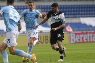 Roma, İtalya - 29 / 11 / 2020: Adam Marusiç (LAZIO), D.PAUL (UDINESE) İtalyan Serie A Ligi 20 / 21 futbol karşılaşmasında SS LAZIO ile UDINESE arasında Roma Olimpiyat Stadyumu 'nda oynanan karşılaşmada