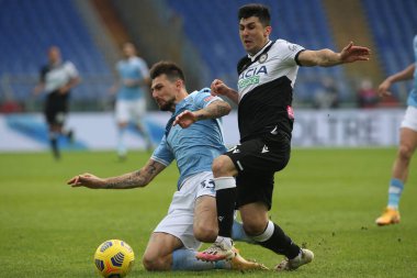 Roma, İtalya - 29 / 11 / 2020: Francesco Acerbi (LAZIO), FORESTIERI (UDINESE) İtalyan Serisi A Ligi 20 / 21 futbol karşılaşmasında SS LAZIO ve UDINESE arasında Roma Olimpiyat Stadyumu 'nda oynanan karşılaşmada