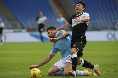 Roma, İtalya - 29 / 11 / 2020: Francesco Acerbi (LAZIO), FORESTIERI (UDINESE) İtalyan Serisi A Ligi 20 / 21 futbol karşılaşmasında SS LAZIO ve UDINESE arasında Roma Olimpiyat Stadyumu 'nda oynanan karşılaşmada