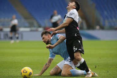 Roma, İtalya - 29 / 11 / 2020: Francesco Acerbi (LAZIO), FORESTIERI (UDINESE) İtalyan Serisi A Ligi 20 / 21 futbol karşılaşmasında SS LAZIO ve UDINESE arasında Roma Olimpiyat Stadyumu 'nda oynanan karşılaşmada