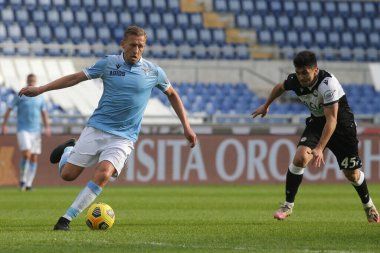 Roma, İtalya - 29 / 11 / 2020: Lucas Leiva (LAZIO), FORESTIERI (UDINESE) İtalyan Serisi 20 / 21 futbol karşılaşmasında SS LAZIO ve UDINESE arasında Roma Olimpiyat Stadyumu 'nda oynanan karşılaşma sırasında