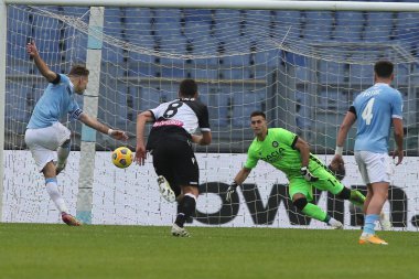 Roma, İtalya - 29 / 11 / 2020: Ciro Immobile (LAZIO), İtalya Serisi 'nde oynanan 20 / 21' lik İtalya Ligi futbol karşılaşmasında İtalya 'nın başkenti Roma' daki Olimpiyat Stadyumu 'nda SS LAZIO ve UDINESE arasında penaltı attı.