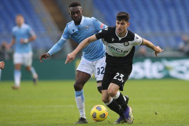 Roma, İtalya - 29 / 11 / 2020: AKPA AKPRO (LAZIO), PAUSSETTO (UDINESE) İtalyan Serie A Ligi 20 / 21 futbol karşılaşmasında SS LAZIO ve UDINESE arasında Roma Olimpiyat Stadyumu 'nda oynanan karşılaşmada