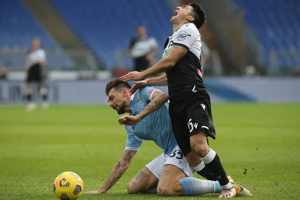 Roma, İtalya - 29 / 11 / 2020: Francesco Acerbi (LAZIO), FORESTIERI (UDINESE) İtalyan Serisi A Ligi 20 / 21 futbol karşılaşmasında SS LAZIO ve UDINESE arasında Roma Olimpiyat Stadyumu 'nda oynanan karşılaşmada