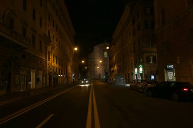 ROME, İtalya - 27.12.2020: Roma 'nın terk edilmiş tarihi merkezi, insansız sokaklar, 2020 Noel' inde restoranlar, Covid-19 acil durum nedeniyle kırmızı bölge kapatılması nedeniyle kapatıldı.