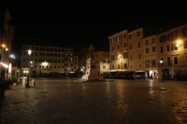 ROME, İtalya - 27.12.2020: Campo dei Fiori, Roma 'nın terk edilmiş tarihi merkezi, insansız sokaklar, 2020 Noel' inde restoranlar, Covid-19 acil durum nedeniyle kırmızı bölge kapatılması nedeniyle kapatıldı.