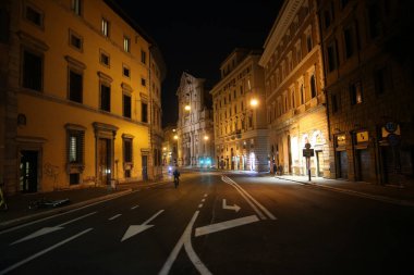 ROME, İtalya - 27.12.2020: Roma 'nın terk edilmiş tarihi merkezi, insansız sokaklar, 2020 Noel' inde restoranlar, Covid-19 acil durum nedeniyle kırmızı bölge kapatılması nedeniyle kapatıldı.