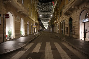 ROME, İtalya - 27.12.2020: Roma 'nın terk edilmiş tarihi merkezi, insansız sokaklar, 2020 Noel' inde restoranlar, Covid-19 acil durum nedeniyle kırmızı bölge kapatılması nedeniyle kapatıldı.