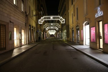 ROME, İtalya - 27.12.2020: Roma 'nın terk edilmiş tarihi merkezi, insansız sokaklar, 2020 Noel' inde restoranlar, Covid-19 acil durum nedeniyle kırmızı bölge kapatılması nedeniyle kapatıldı.
