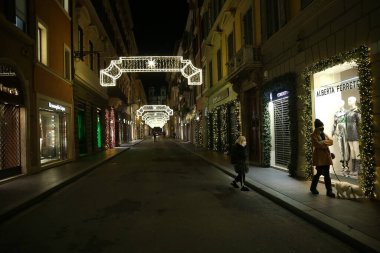 ROME, İtalya - 27.12.2020: Roma 'nın terk edilmiş tarihi merkezi, insansız sokaklar, 2020 Noel' inde restoranlar, Covid-19 acil durum nedeniyle kırmızı bölge kapatılması nedeniyle kapatıldı.