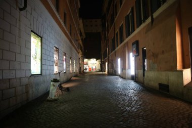 ROME, İtalya - 27.12.2020: Roma 'nın terk edilmiş tarihi merkezi, insansız sokaklar, 2020 Noel' inde restoranlar, Covid-19 acil durum nedeniyle kırmızı bölge kapatılması nedeniyle kapatıldı.