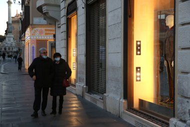 ROME, İtalya - 27.12.2020: Roma 'nın terk edilmiş tarihi merkezi, insansız sokaklar, 2020 Noel' inde restoranlar, Covid-19 acil durum nedeniyle kırmızı bölge kapatılması nedeniyle kapatıldı.