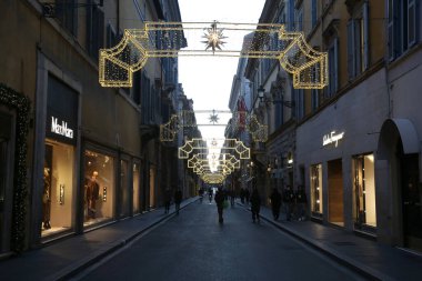 ROME, İtalya - 27.12.2020: Roma 'nın ıssız tarihi merkezinde Via Condotti, insansız sokaklar, 2020 Noel' inde restoranlar kırmızı bölge acil durum nedeniyle kapatıldı.