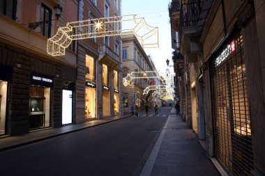 ROME, İtalya - 27.12.2020: Roma 'nın ıssız tarihi merkezinde Via Condotti, insansız sokaklar, 2020 Noel' inde restoranlar kırmızı bölge acil durum nedeniyle kapatıldı.