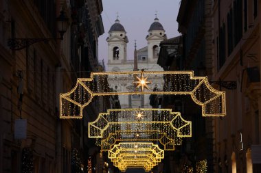 ROME, İtalya - 27.12.2020: Roma 'nın terk edilmiş tarihi merkezi, insansız sokaklar, 2020 Noel' inde restoranlar, Covid-19 acil durum nedeniyle kırmızı bölge kapatılması nedeniyle kapatıldı.