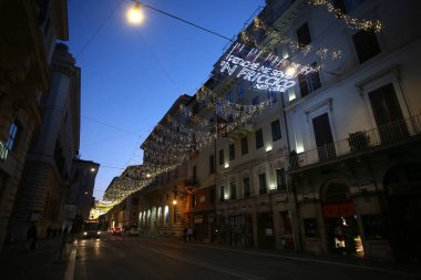 ROME, İtalya - 27.12.2020: Roma 'nın ıssız tarihi merkezinde Via del Corso, insansız sokaklar, 2020 Noel' inde restoranlar, Covid-19 acil durum nedeniyle kırmızı bölge kapatılması nedeniyle kapatıldı.