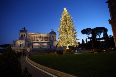 ROME, İtalya - 27.12.2020: Piazza Venezia Roma 'nın terk edilmiş tarihi merkezi, insansız sokaklar, 2020 Noel' inde restoranlar, Covid-19 acil durum nedeniyle kırmızı bölge kapatılması nedeniyle kapatıldı.